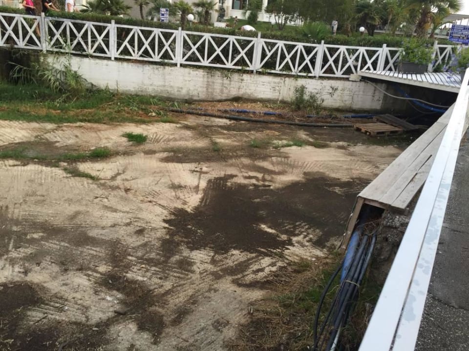 Veraltet und ungepflegt Sandy Beach Resort