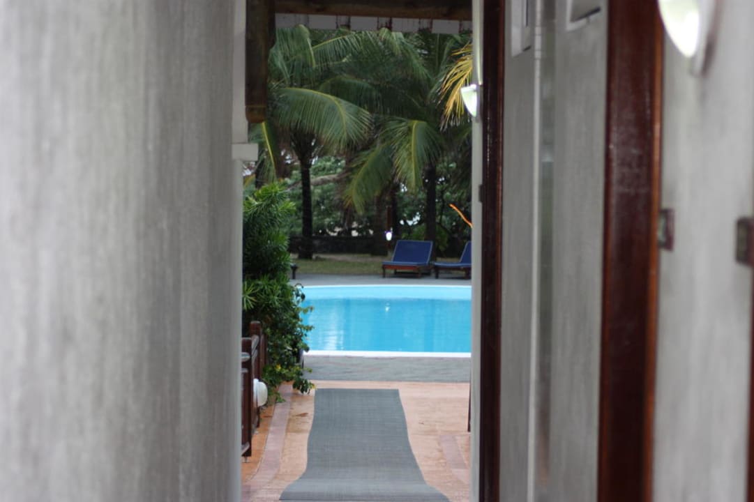 Durchgang vom Hotel zum Pool Le Peninsula Bay Beach Resort & Spa