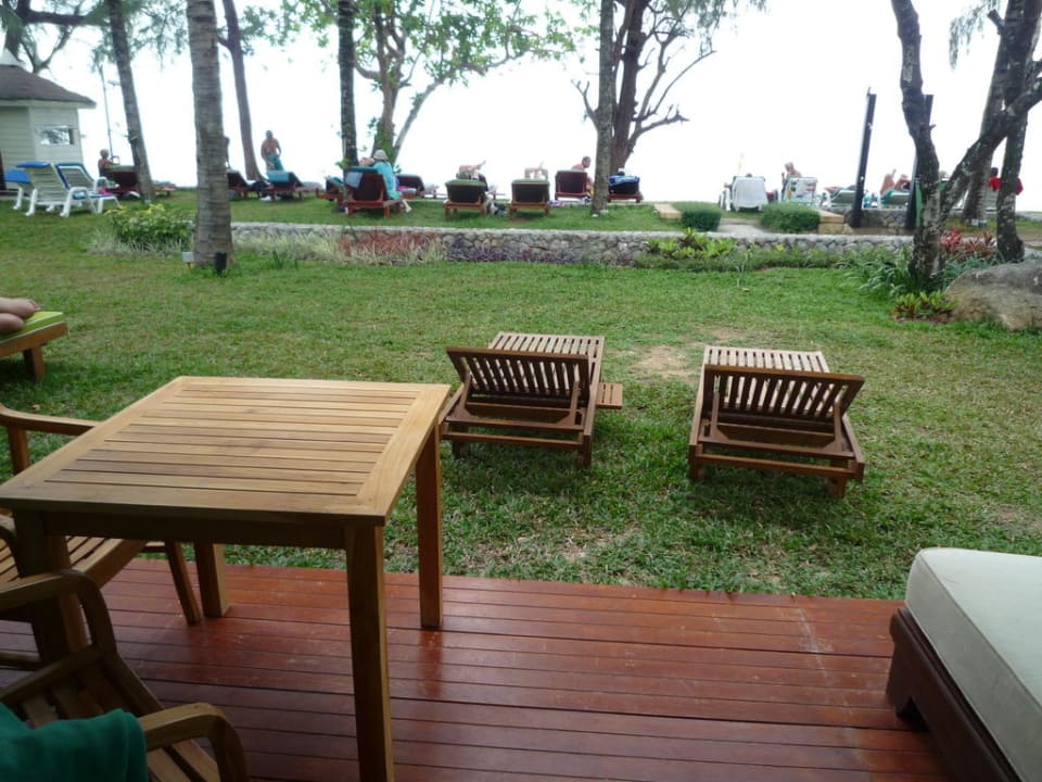 Sicht zum Strand vom Bungalow aus gesehen The Briza Beach Resort Khaolak