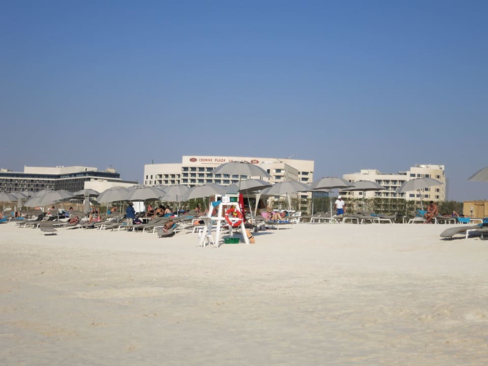 Blick vom Strand zum Hotel Crowne Plaza Hotel Yas Island