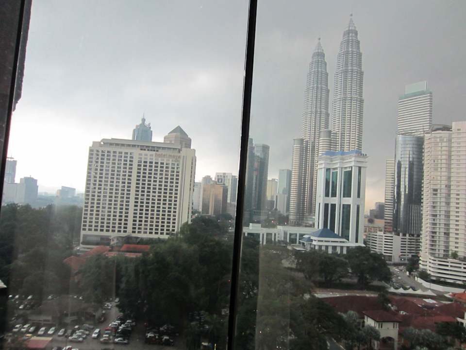 Ausblick vom Bett Renaissance Kuala Lumpur Hotel