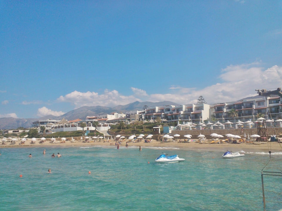 Strand vom Meer gesehen Alexander Beach Hotel & Village Resort