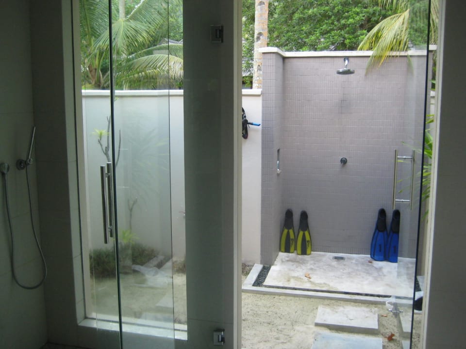 Komfortables Badezimmer, zusätzlich mit Aussendusche Hilton Seychelles Labriz Resort & Spa