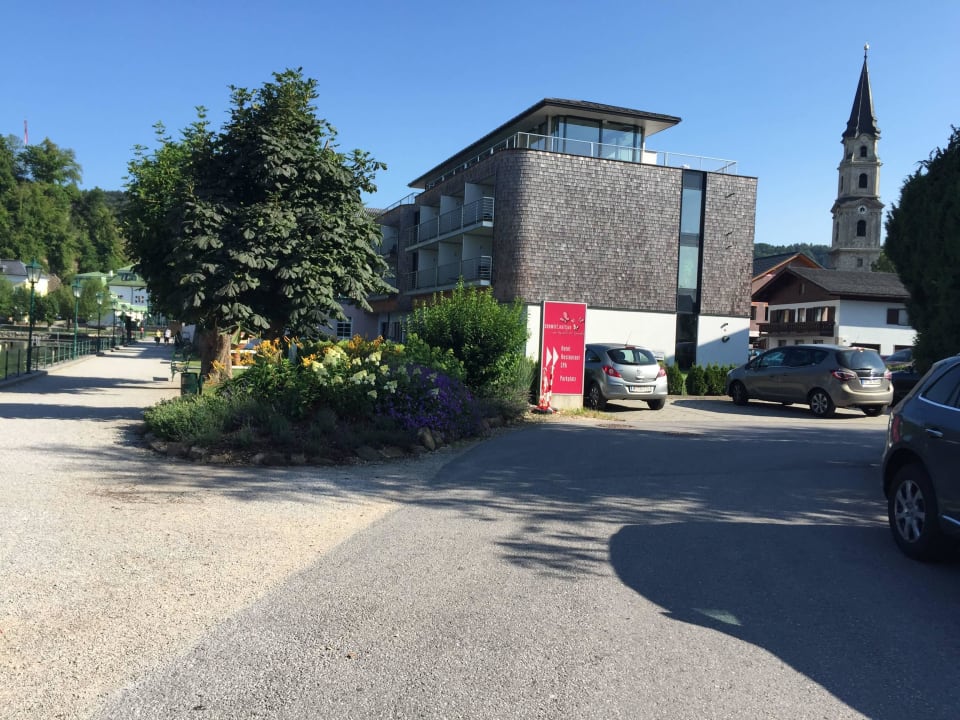 Promenadeweg links und Hotel Seeside Hotel Seewirt Mattsee