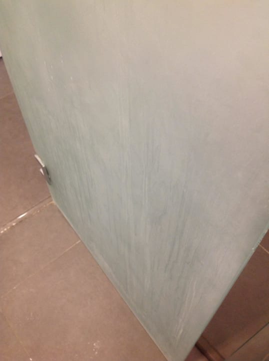 Saubere Badezimmertür - frisch bezogenes Zimmer Hotel Oasis Dead Sea