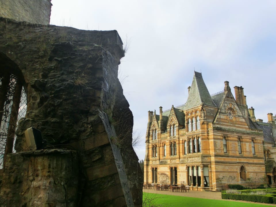 Blick von der Ruine zum Haus Hotel Ettington Park