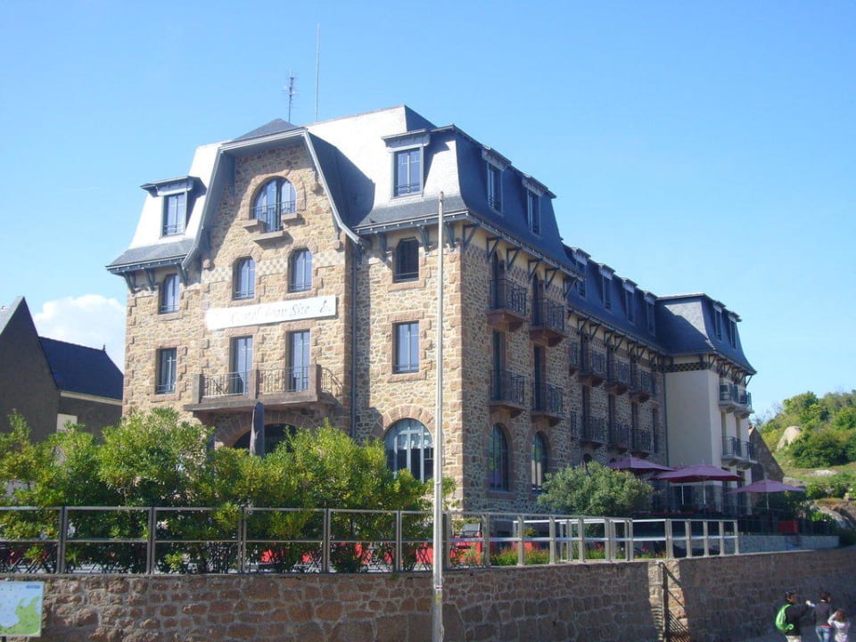 L'hôtel vu de la plage Hotel Castel Beau Site