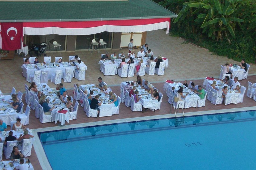 Abendessen am Pool Hane Family Resort