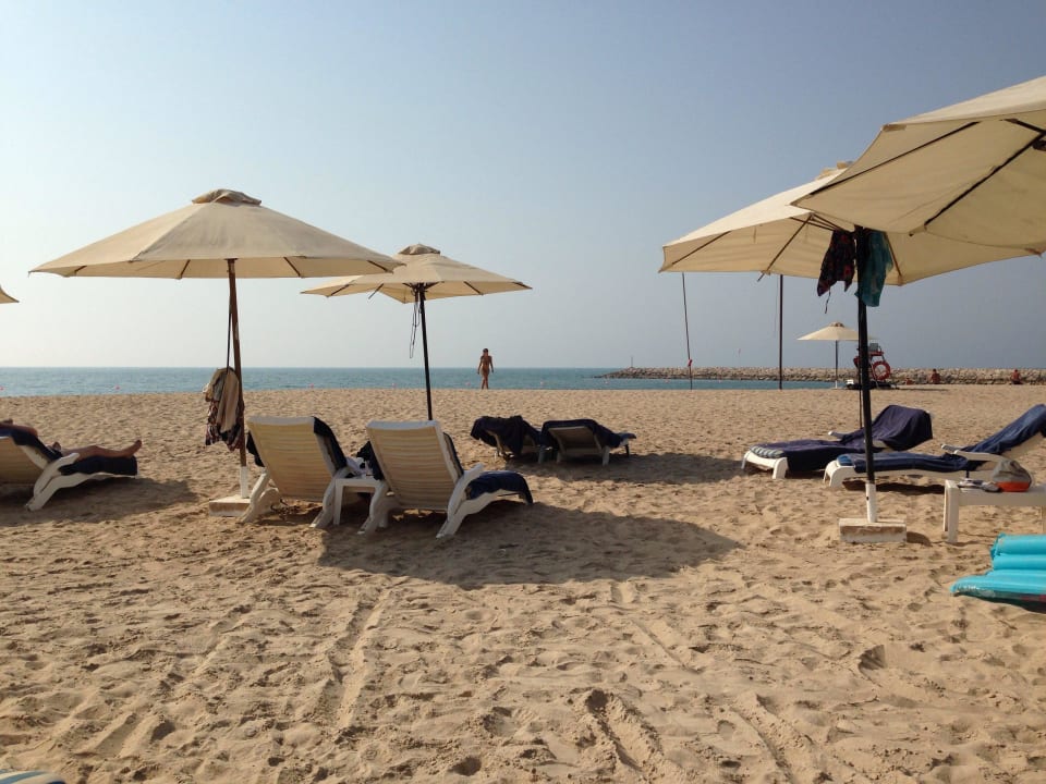 Belegte Liegen bereits am frühen Morgen um 7.00 Uhr Rixos Al Mairid Ras Al Khaimah