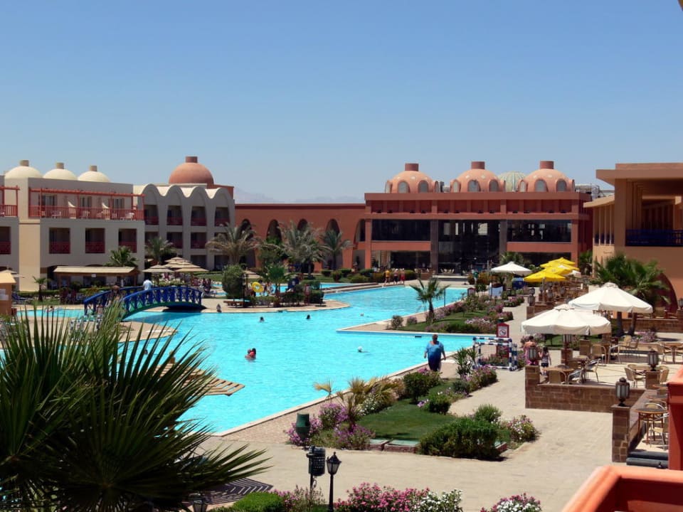 Pohled z pokoje Titanic Beach Spa & Aqua Park