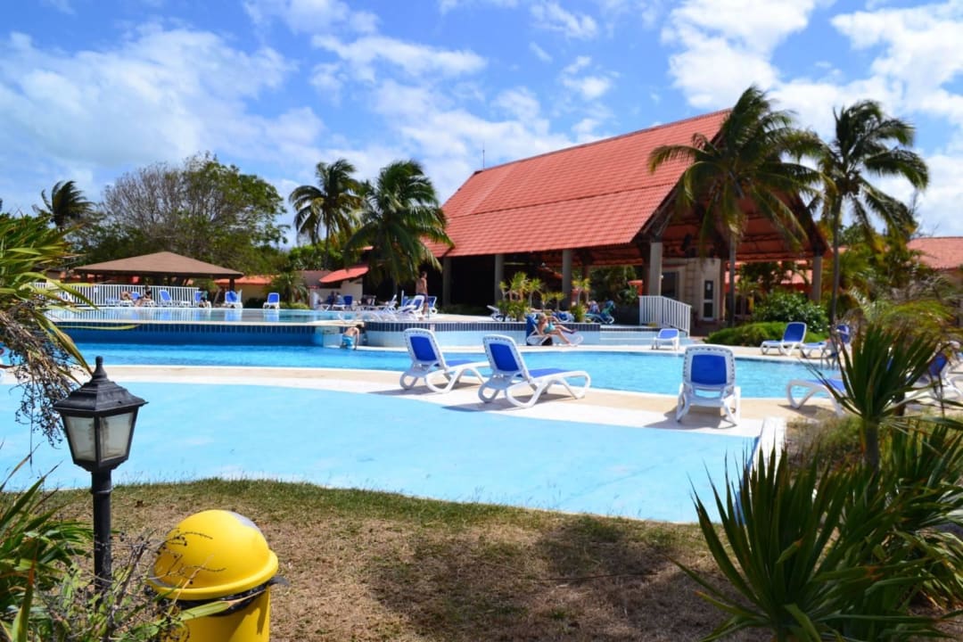 A dalej sala animacyjna i bar przy basenie Sercotel Club Cayo Guillermo