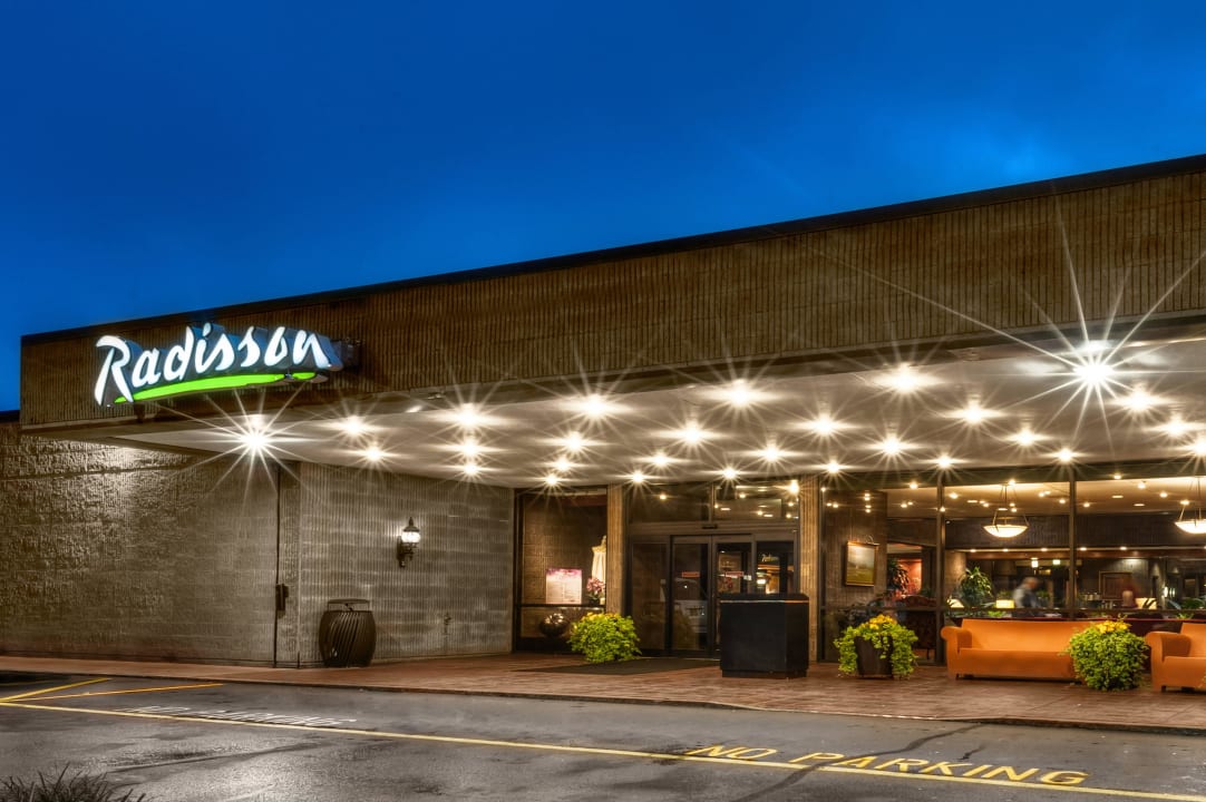 Hotel front Radisson Hotel Corning