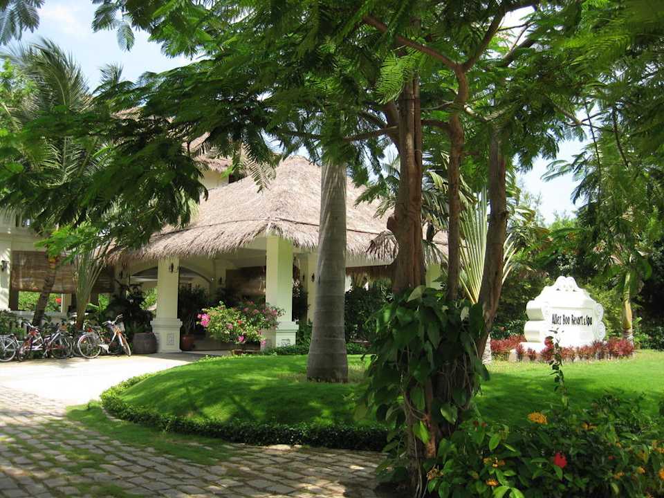 Auffahrt zum Hotel Allezboo Beach Resort & Spa