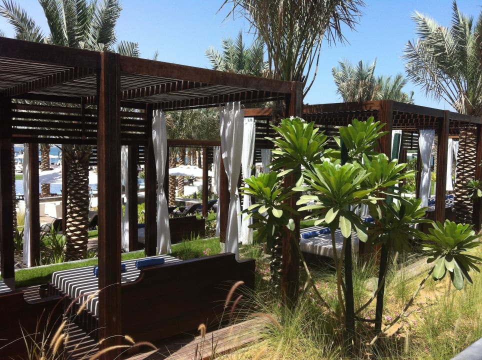 Garten mit Liegmöglichkeiten Rixos The Palm Hotel & Suites