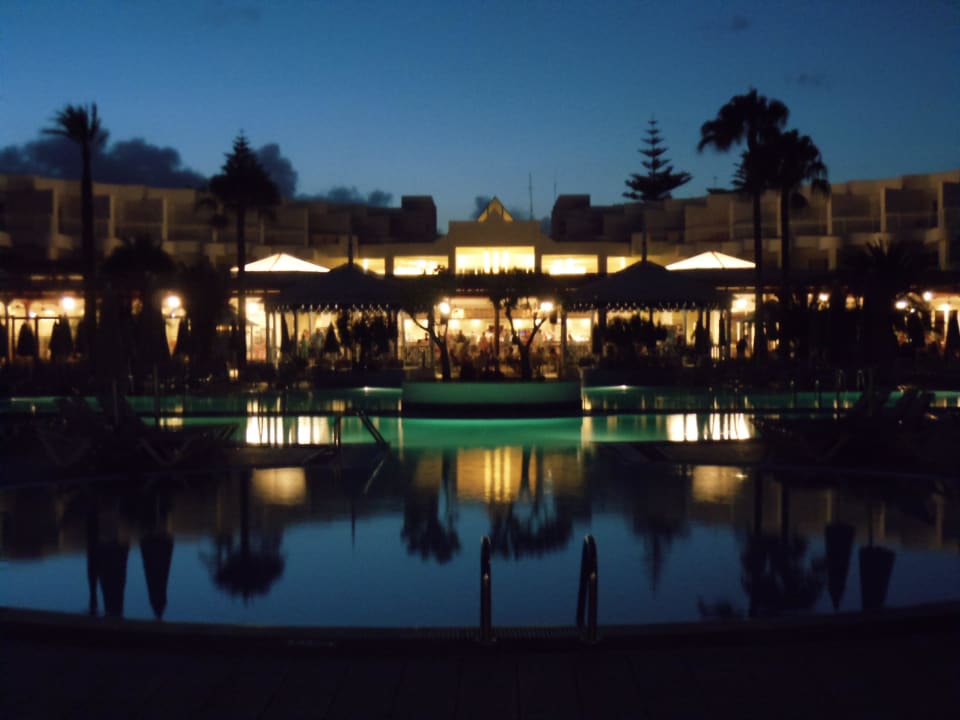 Poolanlage mit Abendbeleuchtung Hotel Riu Paraiso Lanzarote