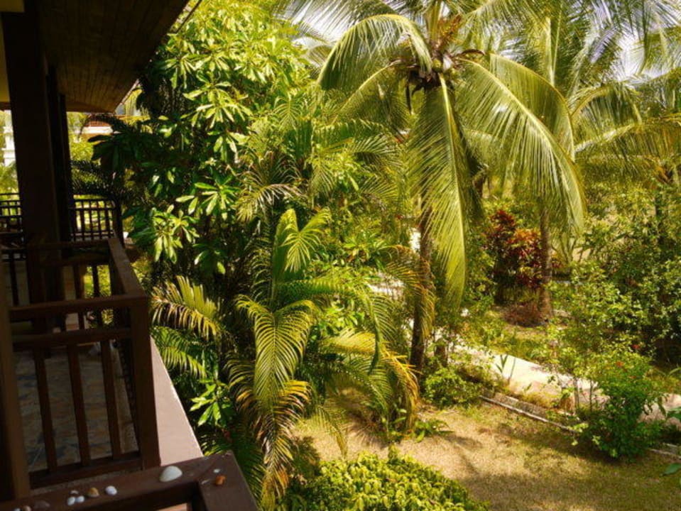 Blick auf Nachbarbalkon & Gartenanlage The Andamania Beach Resort & Spa