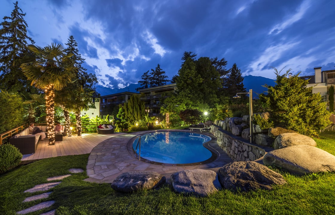 Außenpool bei Nacht Hotel Sonnenburg