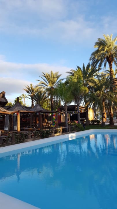 Pool HL Miraflor Suites Hotel