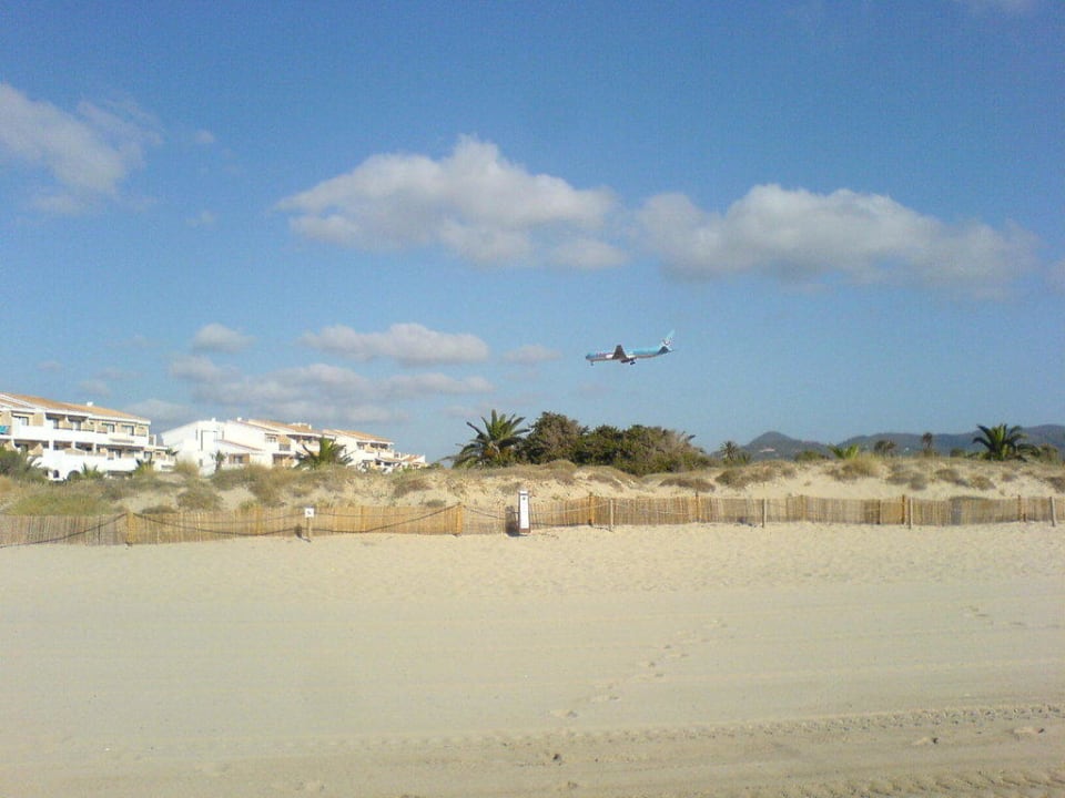Flugzeug im Landeanflug Grand Palladium White Island Resort & Spa