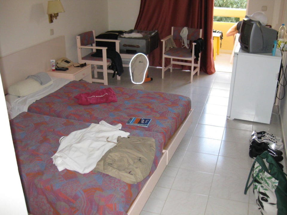 Völlig ausreichende Zimmeraustattung Hotel Golden Odyssey