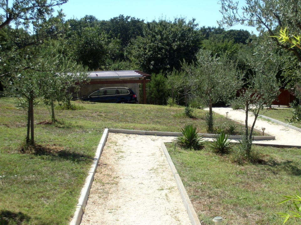 Blick vom Haus zum Carport Haus Istria Moderna