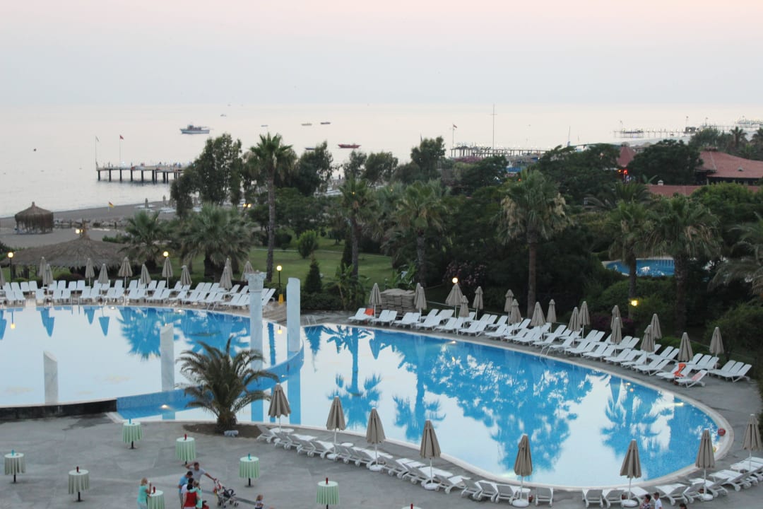 Вид на бассейн Starlight Resort Hotel