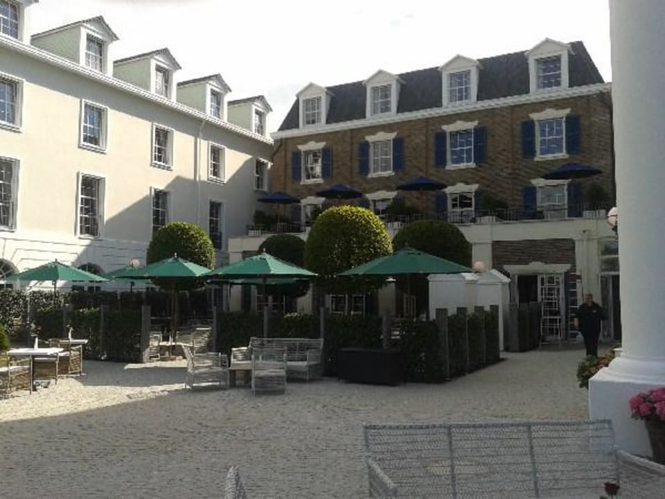 Terrasse von der Bar, dahinter Hotelshop Hotel Bell Rock Europa-Park