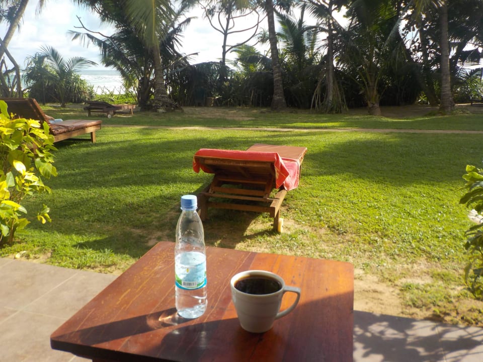 Blick von der Terrasse im Erdgeschoß zum Meer. Hotel Koggala Beach