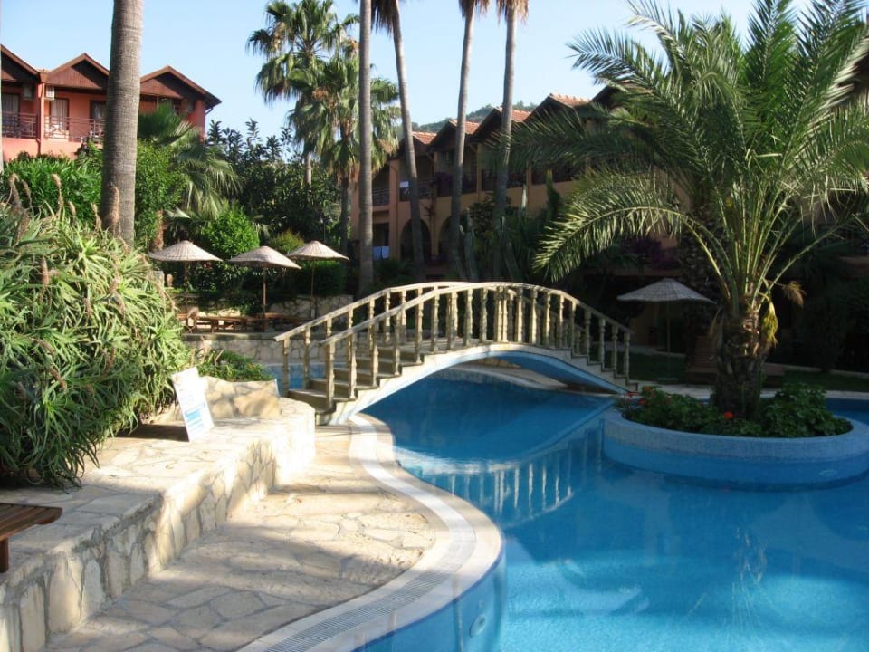 Poolberreich mit Hintergrundwohnanlage Green Paradise Beach Hotel