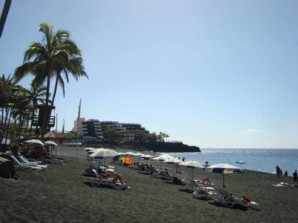 Blick auf das Hotel vom Dorfstrand Melia La Palma Hotel