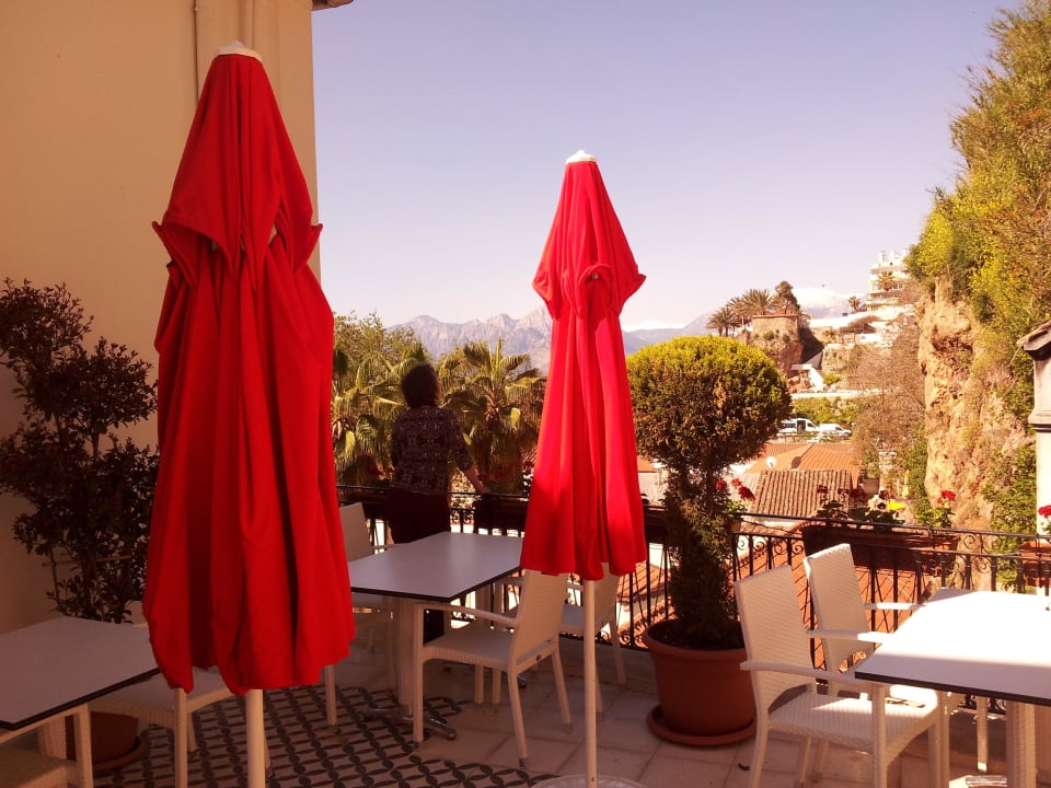 Eine der drei Terrassen des Hotels Adalya Port Hotel