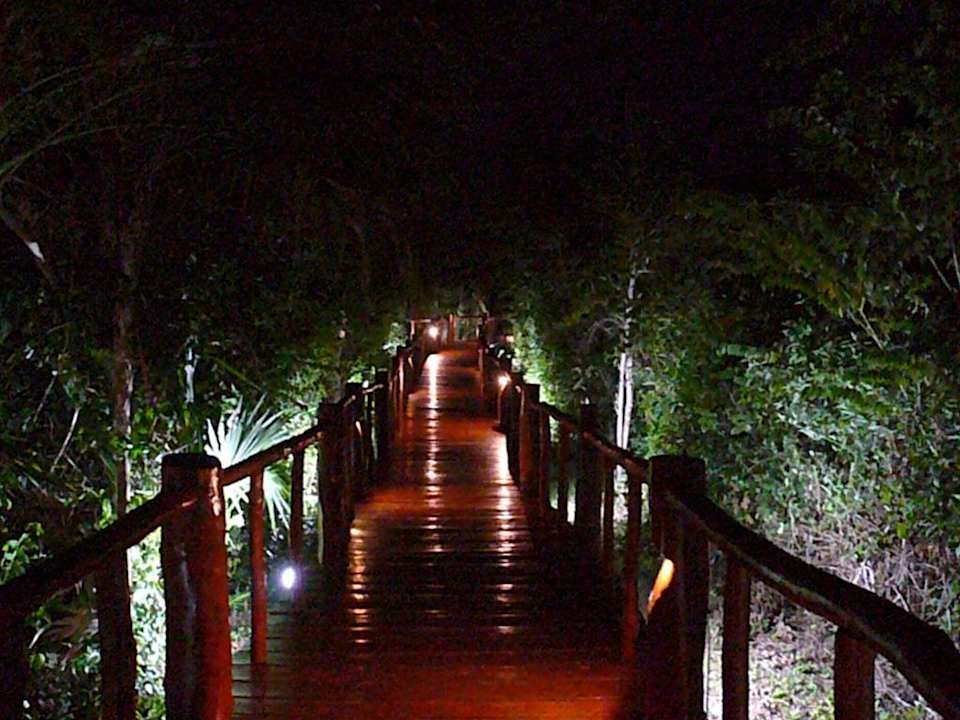 Einer der Stege bei Nacht. Grand Palladium Colonial Resort & Spa