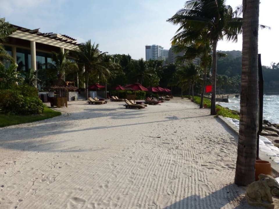 Kleiner künstlicher Strand. Zum Meer über Stufen. InterContinental Pattaya Resort