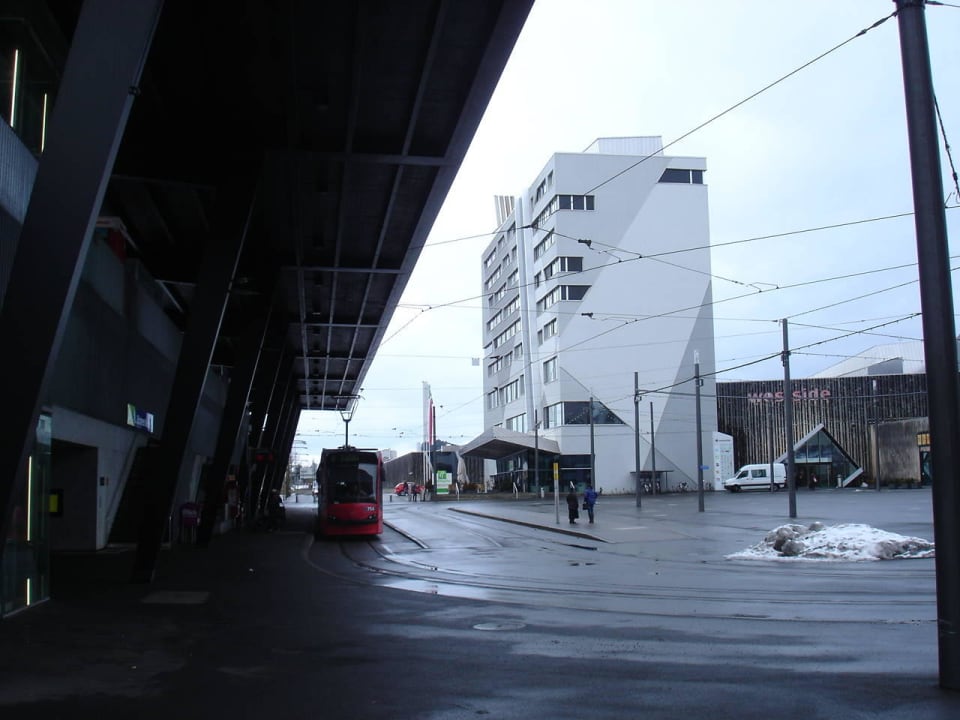 Blick vom Bahnhof mit Tramhaltestelle zum Hotel Holiday Inn Bern - Westside