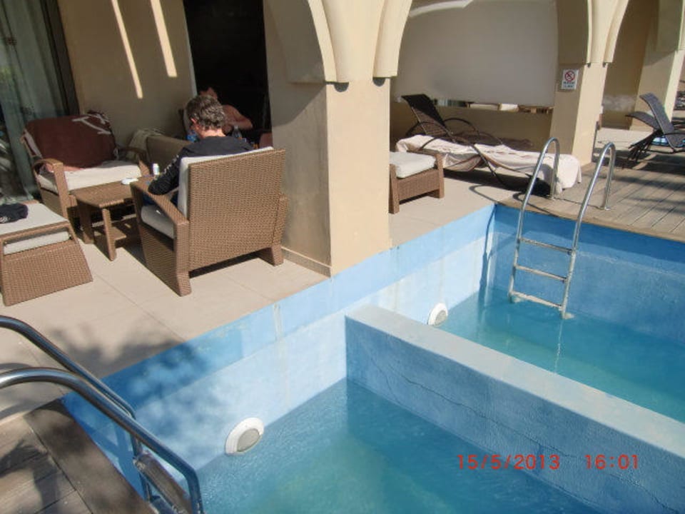 Poolwasser wird abgelassen The Ixian Grand & All Suites