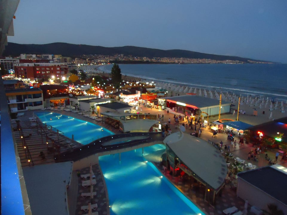 Pool bei Dämmerung Hotel Glarus Beach