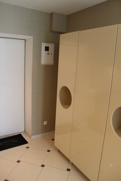 Eingang zum Apartment und Schrank Partner Guest House Baseina Street