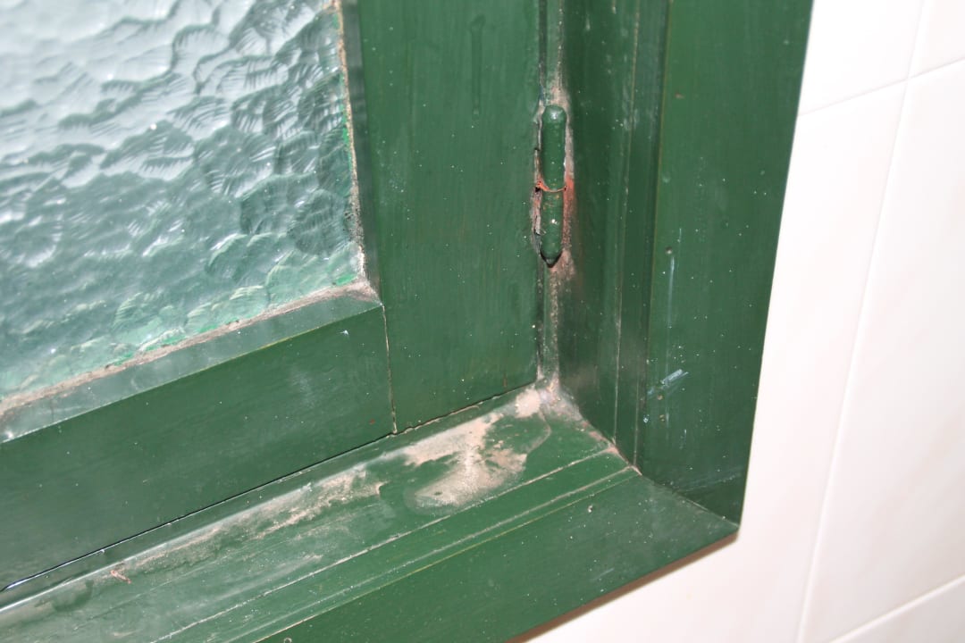 Undichtes, verschmutztes Badfenster BLUESEA Costa Jardin Spa