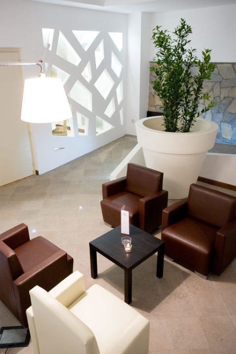 Jackie hall - lobby Hotel Esperidi Resort