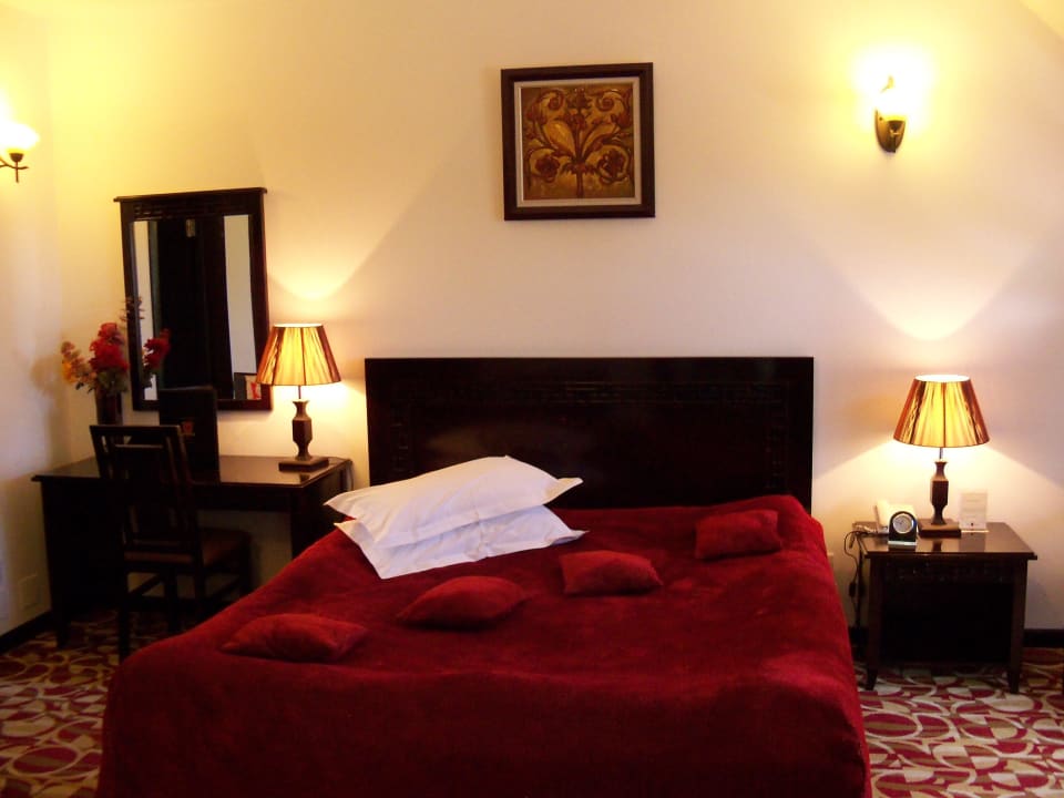 Sehr bequemes Bett mit blutroter Tagesdecke Hotel Contele Vladimir