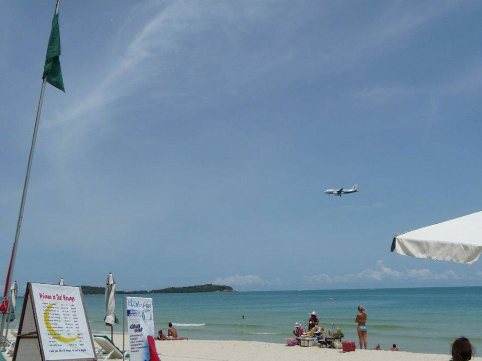 Flugzeug überm Chaweng Strand Banana Fan Sea Resort