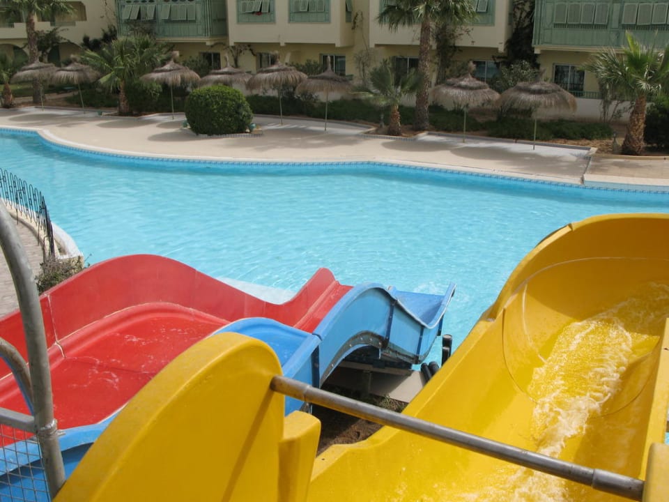 Les toboggans donnant dans la piscine The Ksar Djerba Charming Hotel & SPA