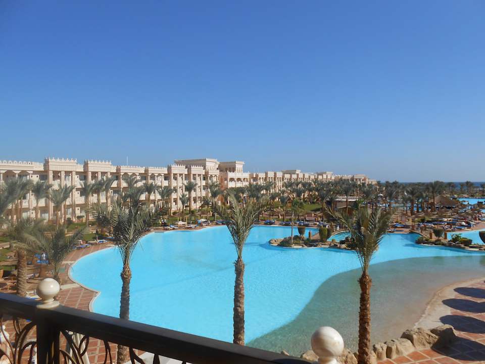 Überblick auf die Garten- und Poolanlage Pickalbatros Palace Resort