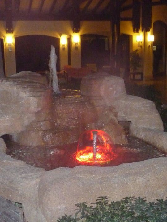 Brunnen in der Lobby Melas Holiday Village