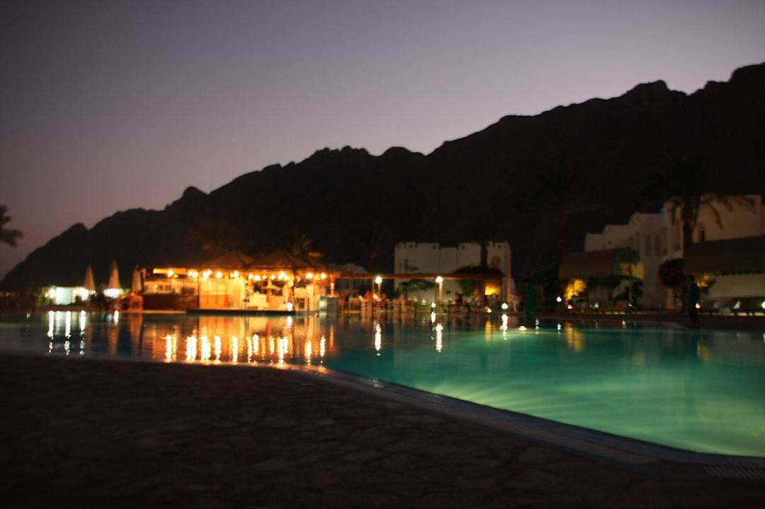 Unterer Pool bei Nacht Happy Life Village