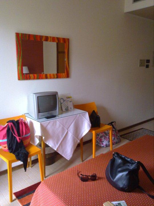 Kleiner TV im Zimmer Hotel Garni Renania