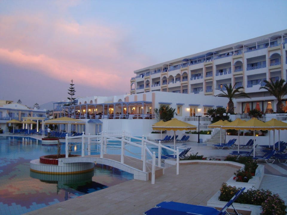 Pool vor Restaurant und im Hintergrund das Hotel Hotel Serita Beach