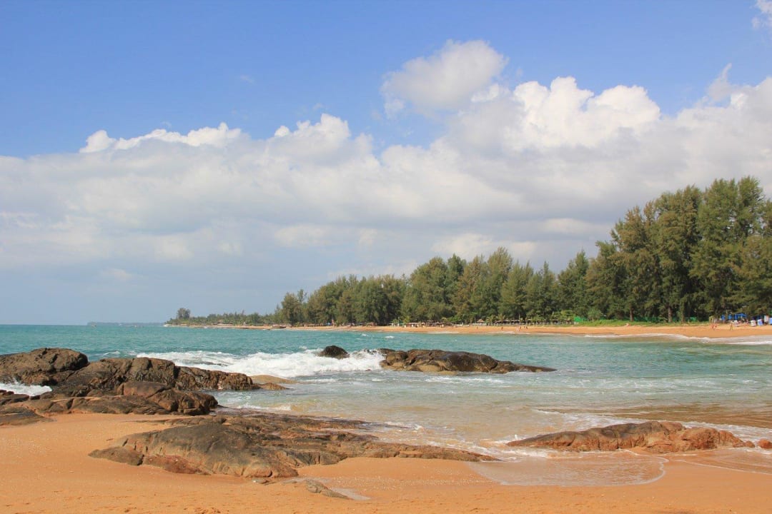 Bucht direkt  neben dem Hotel The Sands Khao Lak by Katathani
