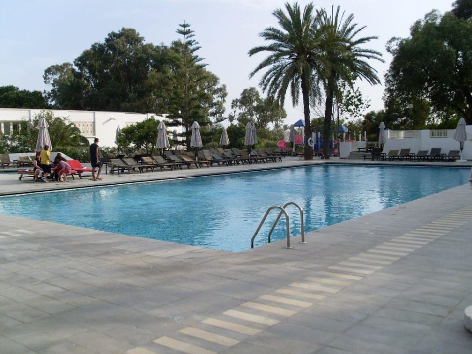 Der neu renovierte Pool The Orangers Beach Resort and Bungalows