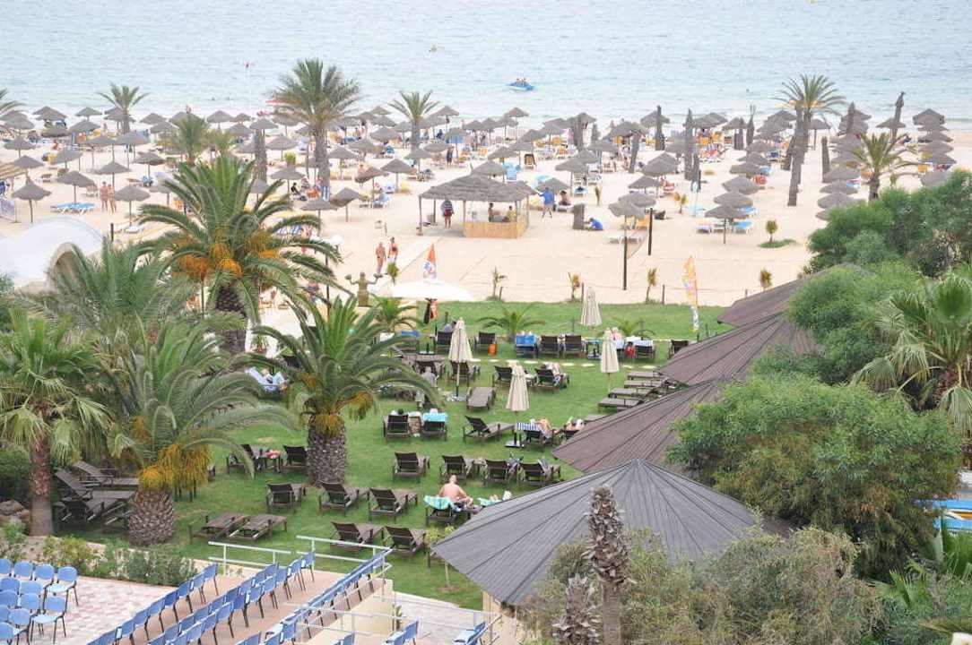 Blick zum Strand über eine der Liegewiesen Hotel Paradis Palace